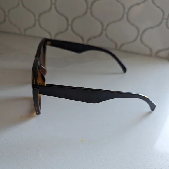 Sun glasses - Picture 2 of 2